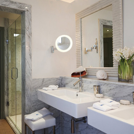 PODŚWIETLANE POWIĘKSZAJĄCE LUSTERKO LED  NA RUCHOMYM WYSIĘGNIKU NIIMI ASTRO