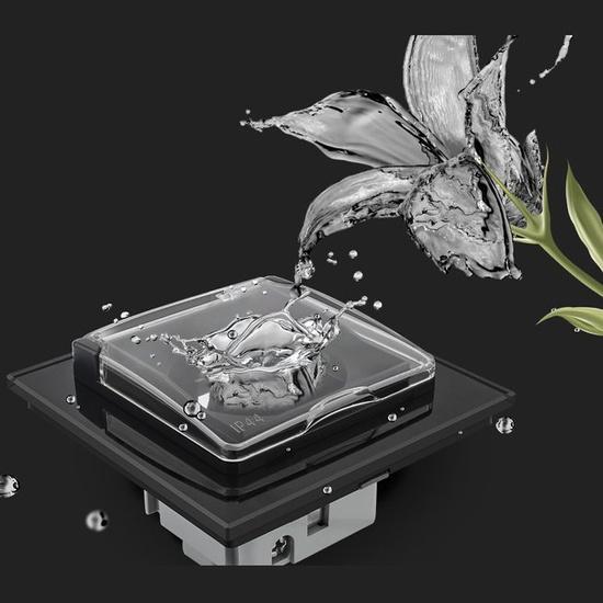 Gniazdo złote z bolcem w szklanej ramce z klapką bryzgoszczelną LIVOLO