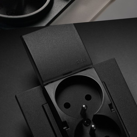 Gniazdo podwójne z klapką transparentną IP44 Simon 55