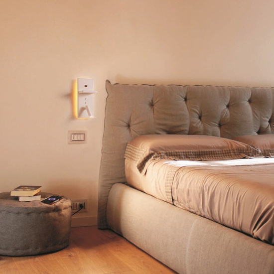 Kinkiet z gniazdem USB I ŁADOWARKĄ INDUKCYJNĄ HOTELS 417H czarny